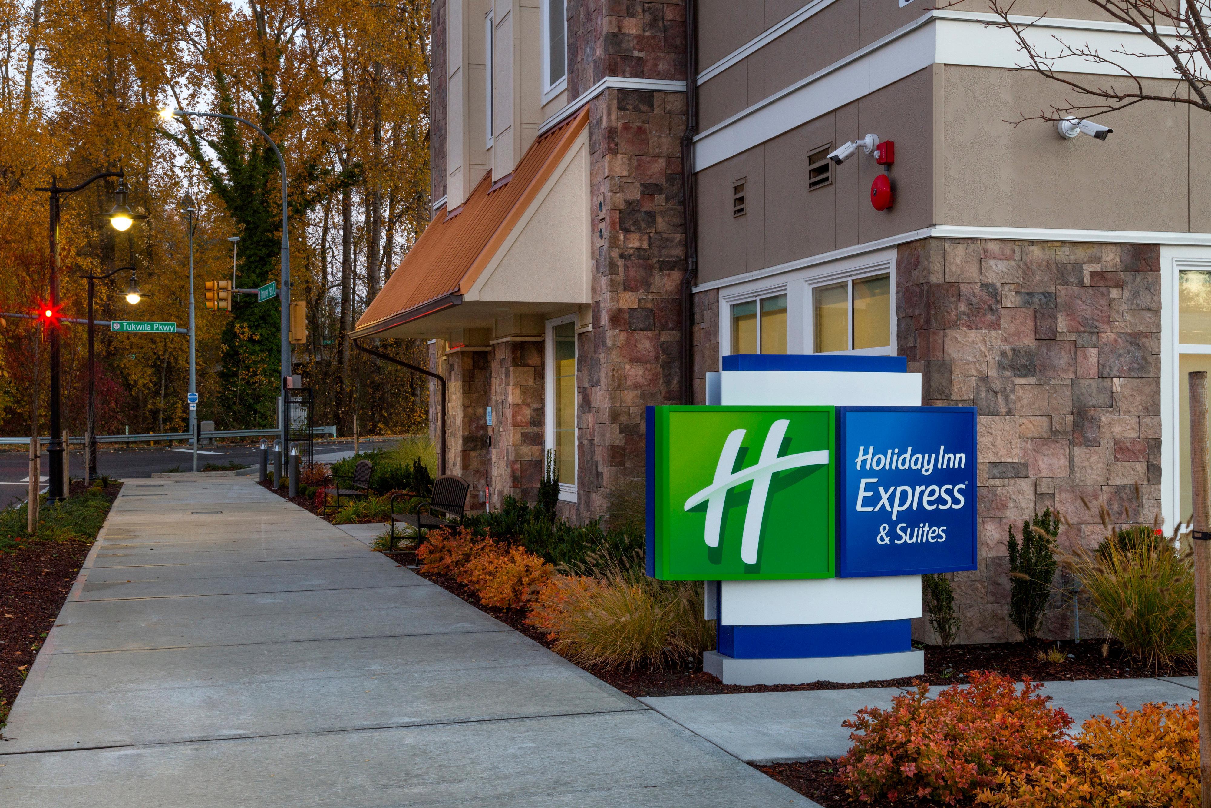 Holiday Inn Express & Suites - Seattle South - Tukwila By Ihg Exterior photo